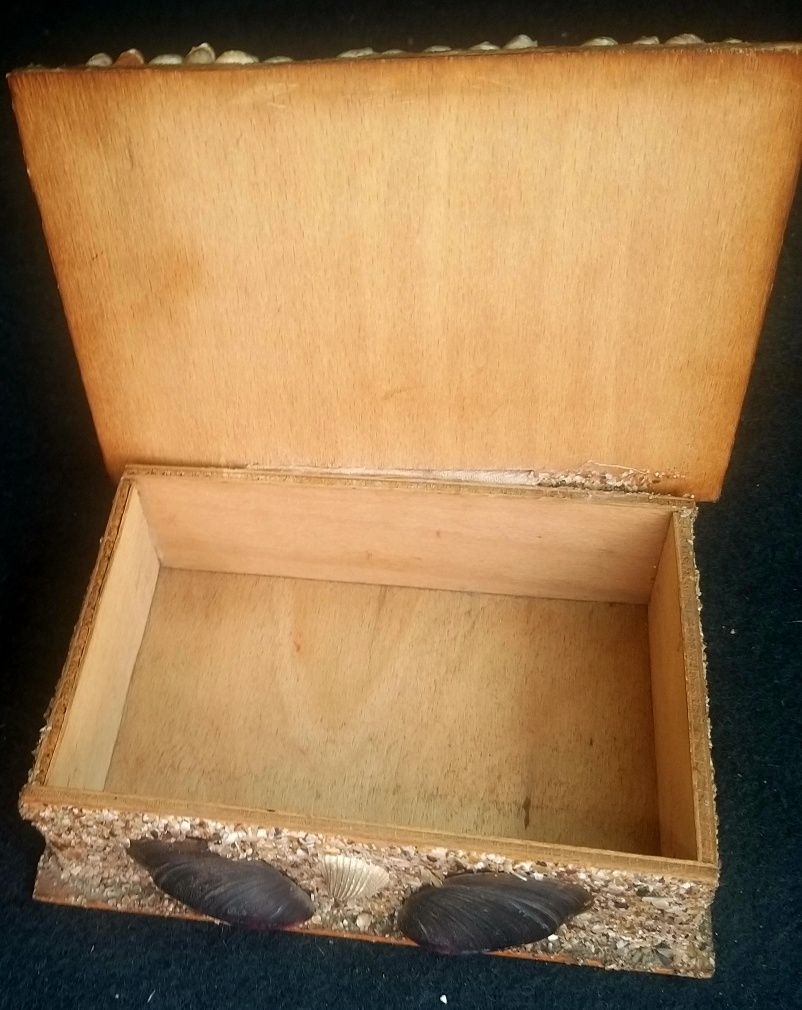 Caseta ornamentata cu scoici