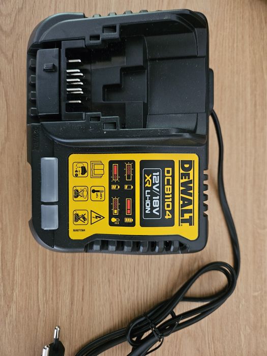 Incarcator DeWALT DCB 112 si DCB1104