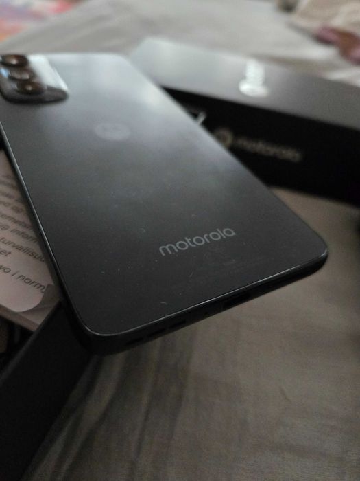 Motorola Edge 30 и Moto watch с кутия