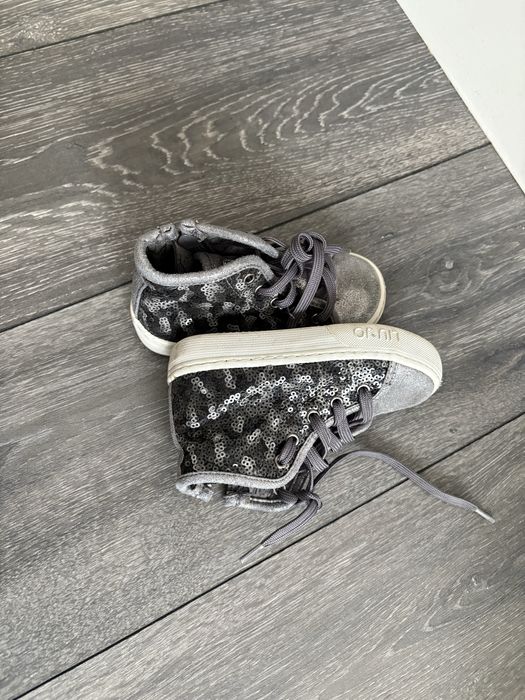 Vând ghete pentru fetițe