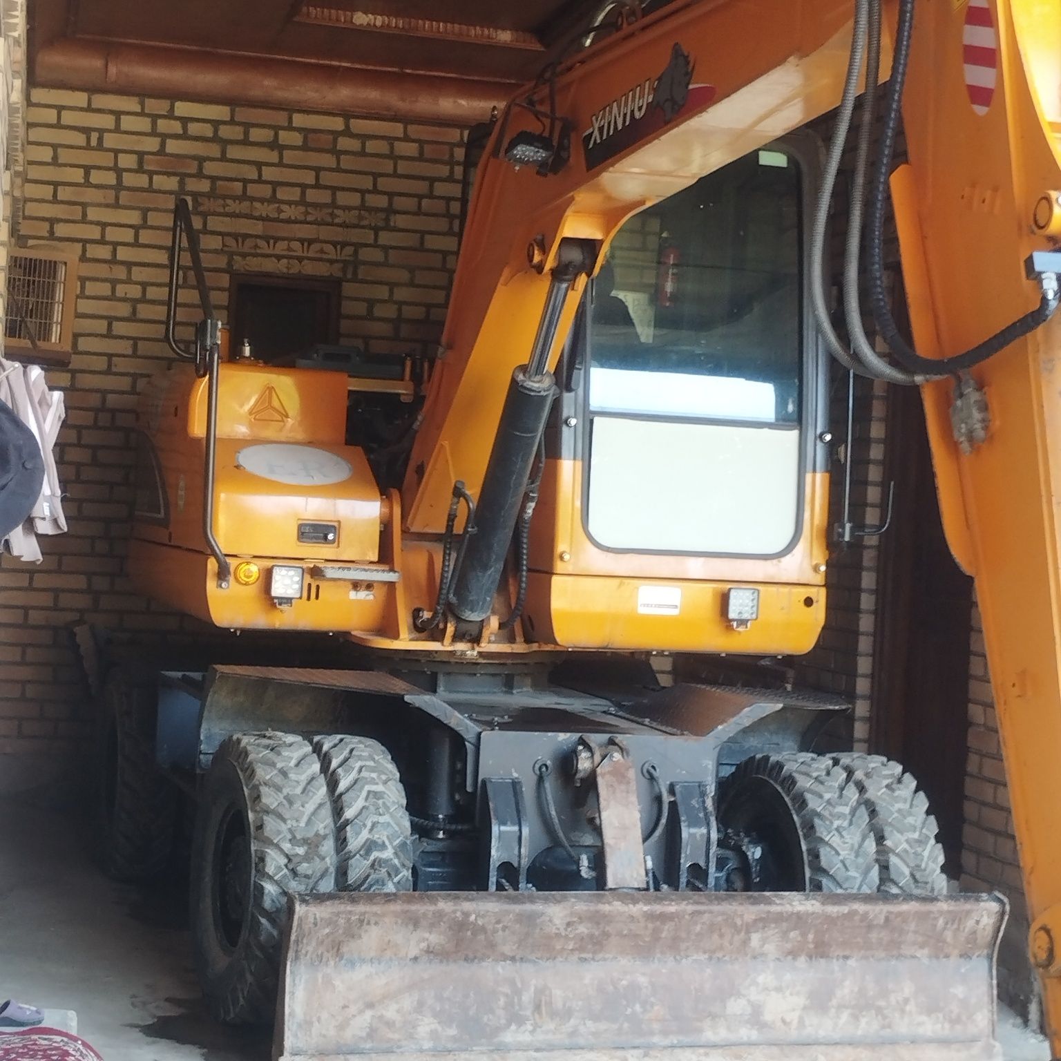 Ekskavator xiniu XN95 sotiladi 2023 yil 1200 soat iwlagan hali yap yan