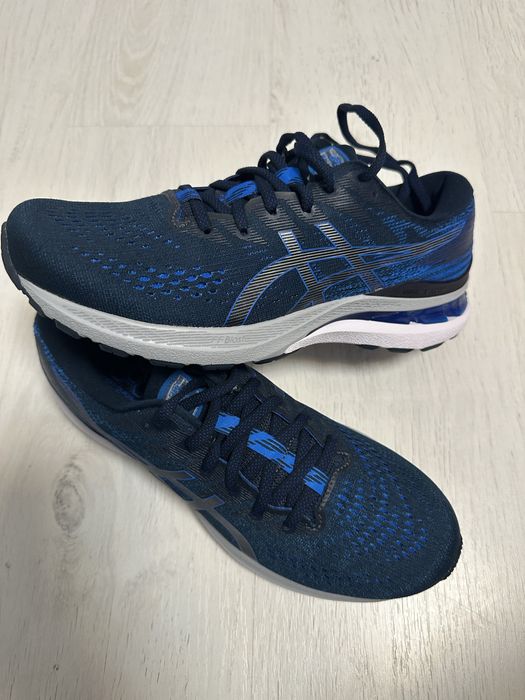 Vând adidași Asics