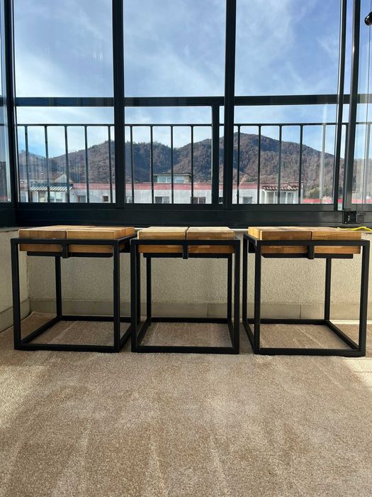 Scaune tip industrial cu cadru din fier forjat si  baza de stejar