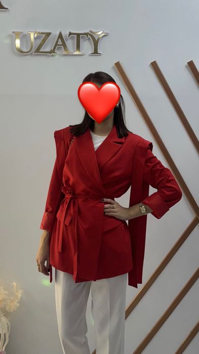 Красный пиджак, в отличном состоянии!
Размер S–M.