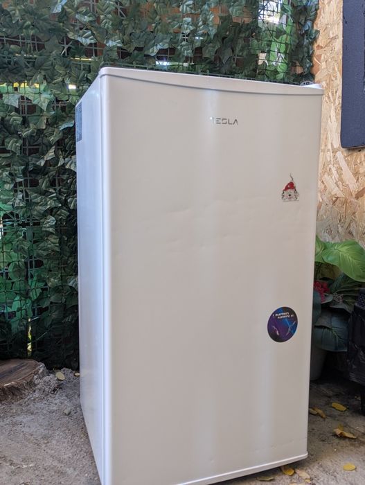 Vând mini-frigider 93L