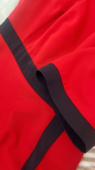 Продаю утончённое красное платье с тёмно-синей контрастной отделкой