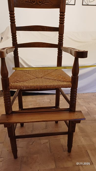 Vând scaun ornamentat, model vechi pentru copil