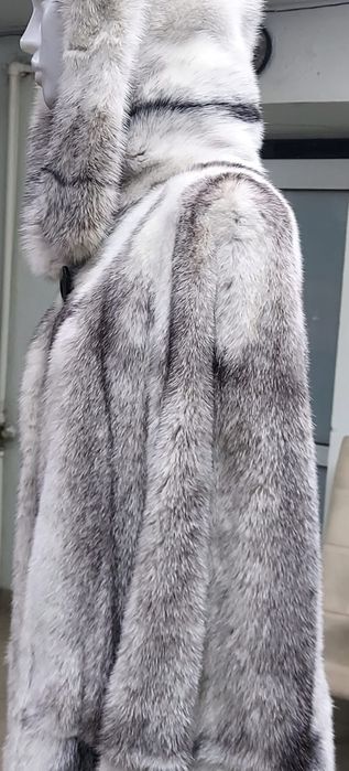 Шуба норковая,цвет белый в серую полоску,размер 48