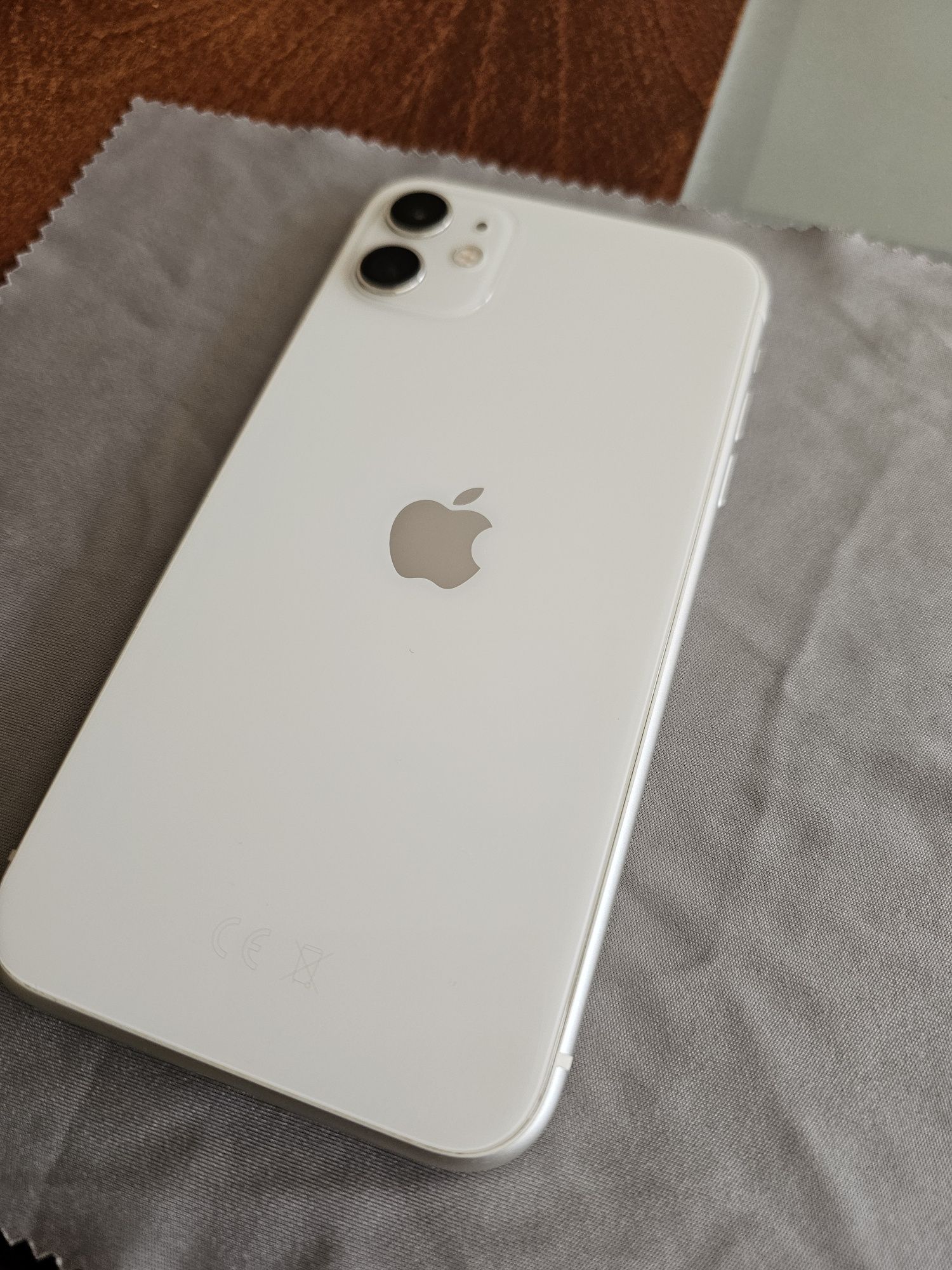 IPhone 11 Бял Заключен!