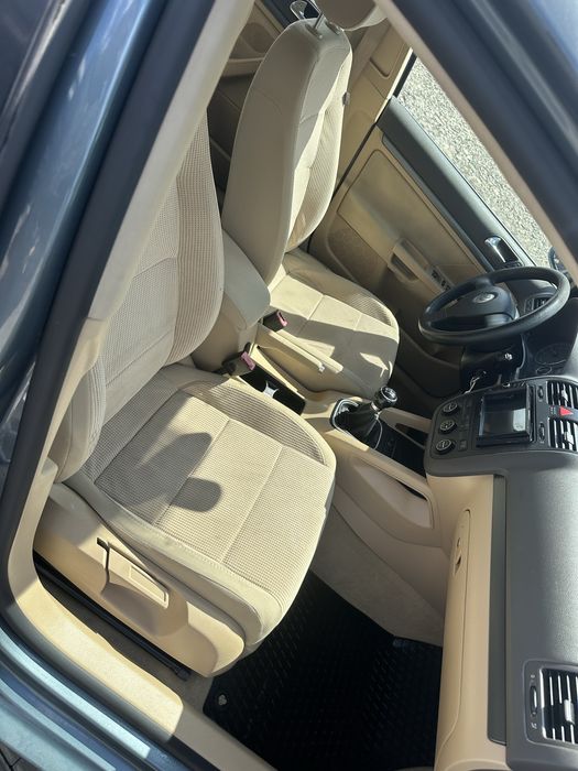 Volkswagen Jetta 1.6 FSI numere rosii expirate