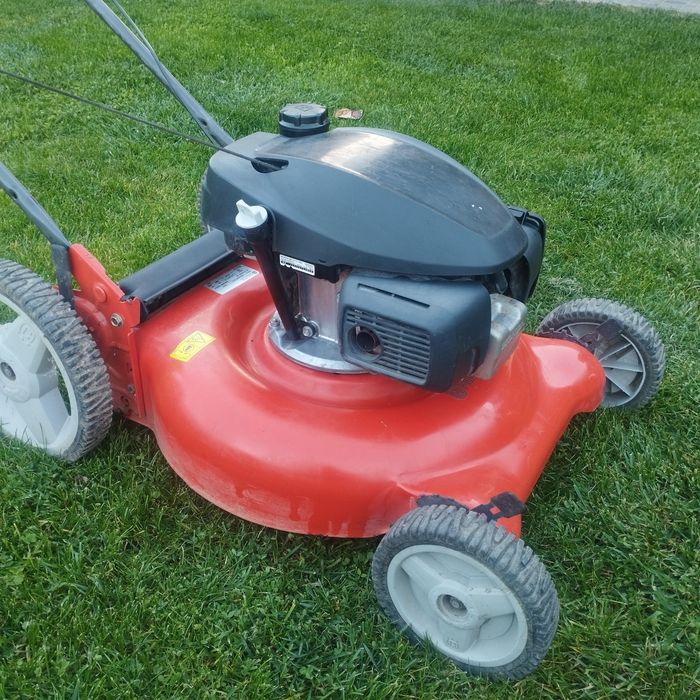 Masina detuns iarba pe benzina