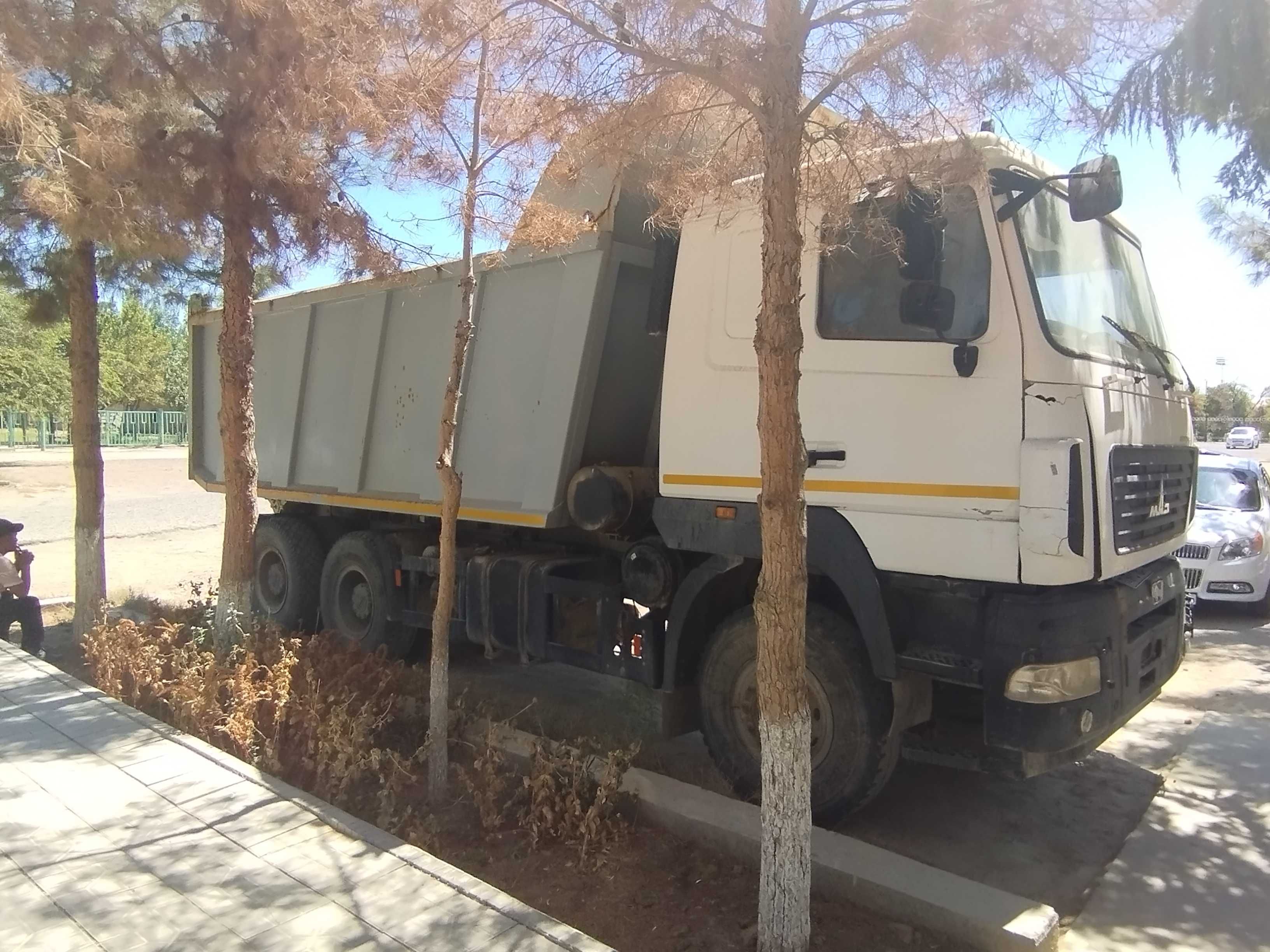 MAZ rusumli yuk mashinasi bolib tolash sharti bilan sotiladi