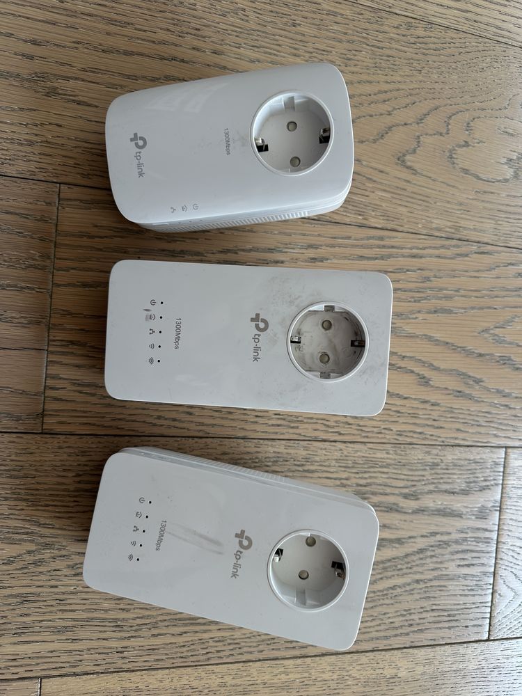TP-Link TL-WPA8630P AV1300 Gigabit Passthrough Powerline wifi extendr