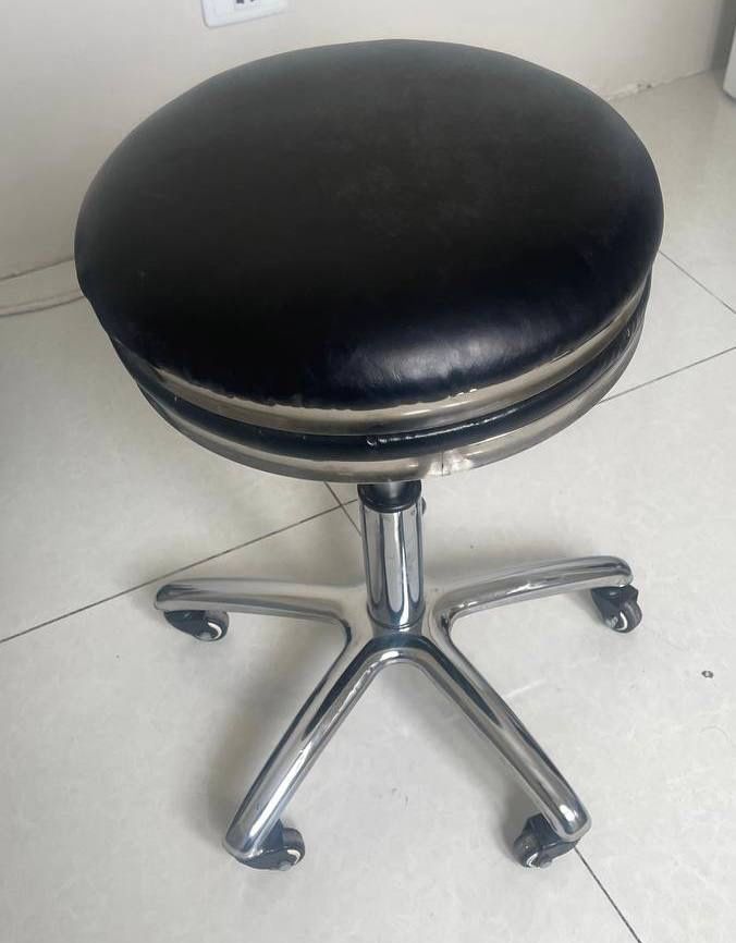Педикюрное кресло, стулья, маникюрный стол