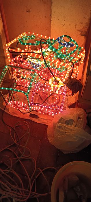 Ornamente sanii de Crăciun cu lumini ,la poziții sunt 3 sanii 220 v.
