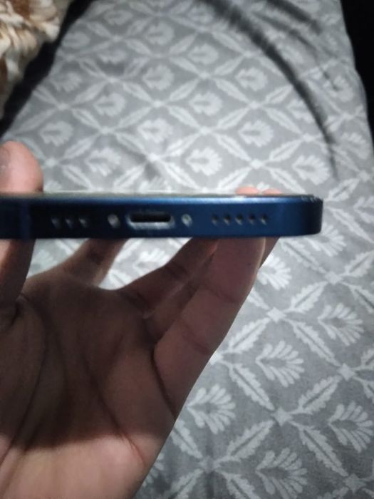 Vând sau schimb iPhone 12 este sparta doar folia inrest impecabil