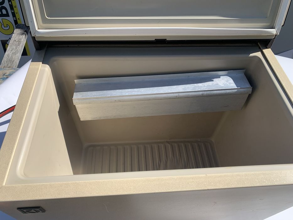 Продавам хладилник на ток 220v, 12v, газ 40 л Electrlux