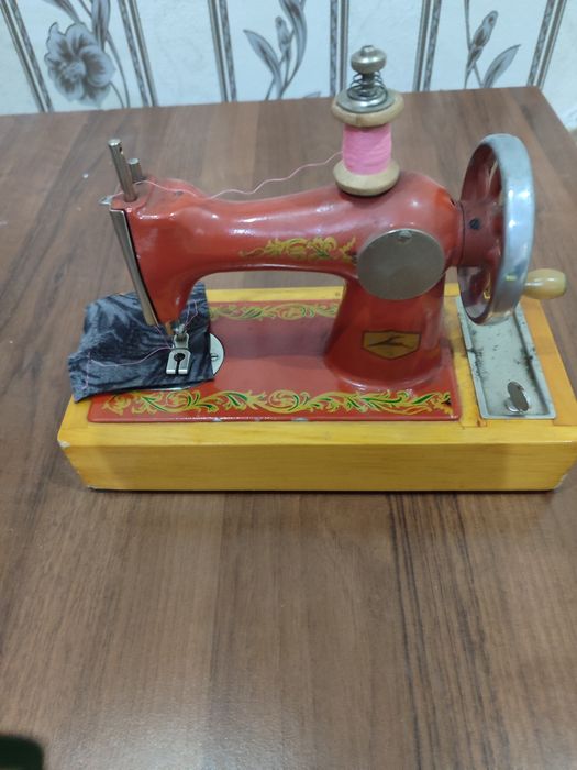 Продам детскую швейную машинку