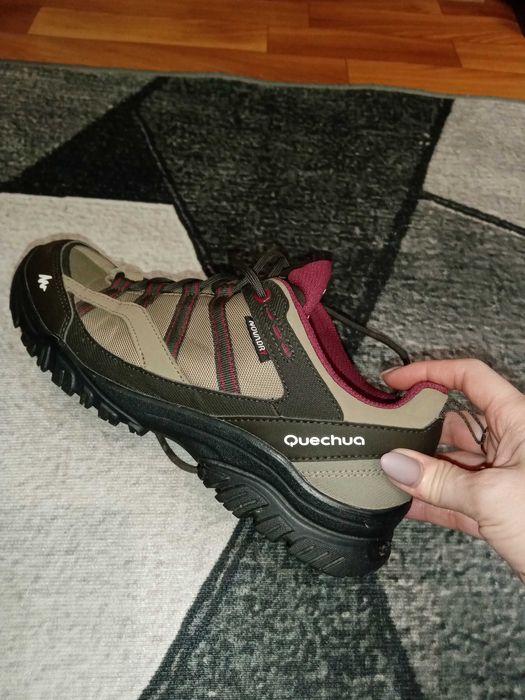 Кроссовки фирмы Quechua