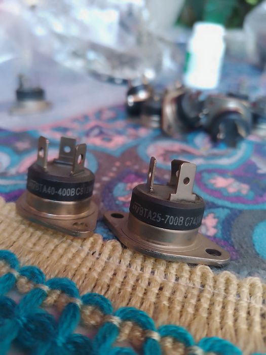 14 bucăți noi BTA40-400A/BTA25-600B/BTA25-700B
Thyristor TRIAC 600V 42