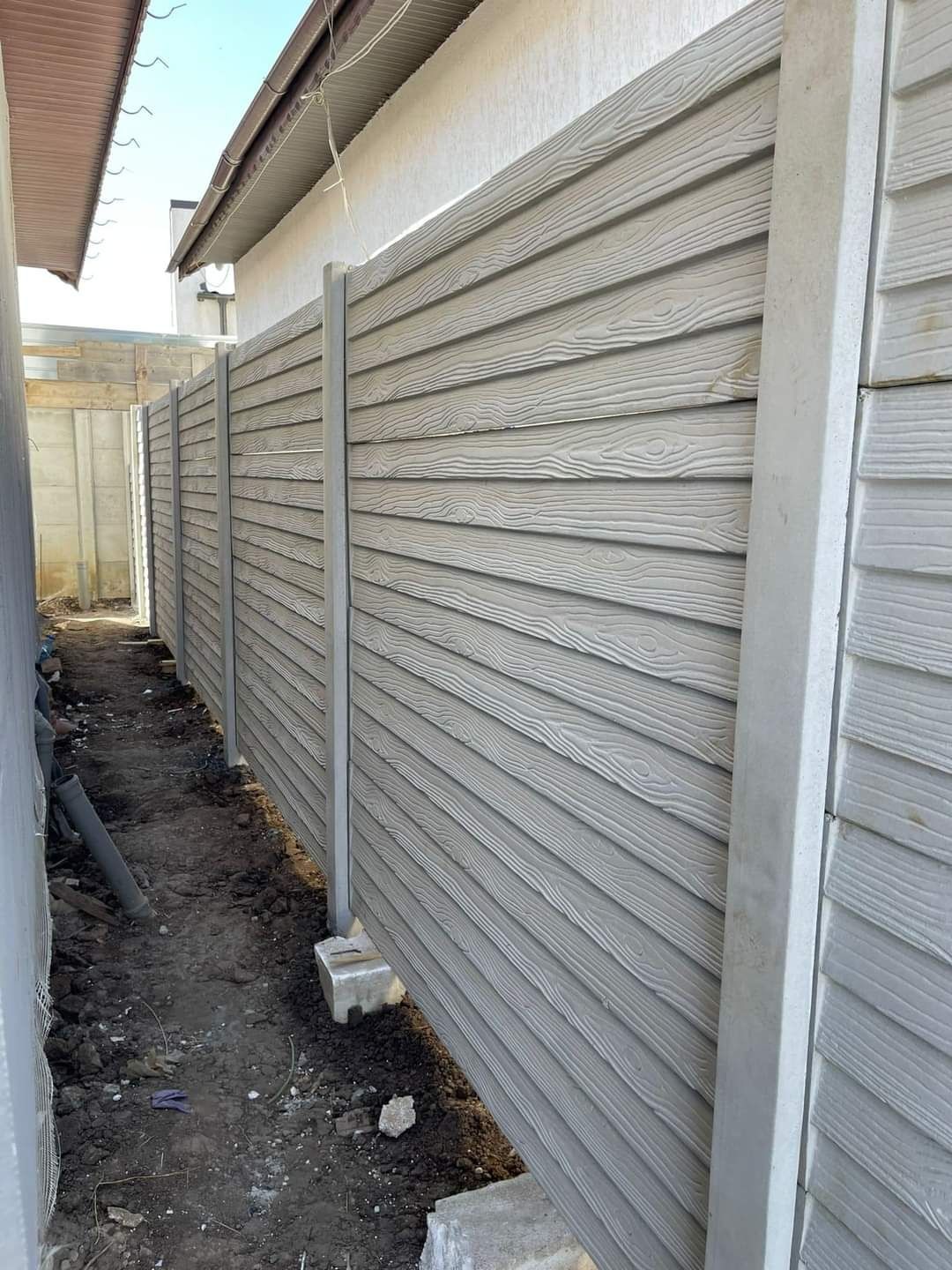 Placi de gard și stalpi de la gardultau.com garduri din beton comprima