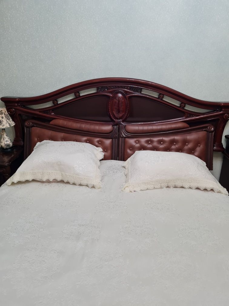 Спальный гарнитур. Кровать+матрас, шифоньер, 2 тумбочки, трюмо.