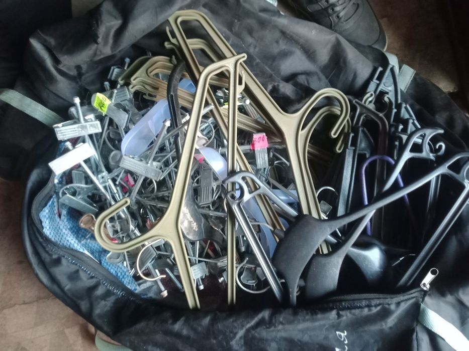 Продам вешалки для одежды