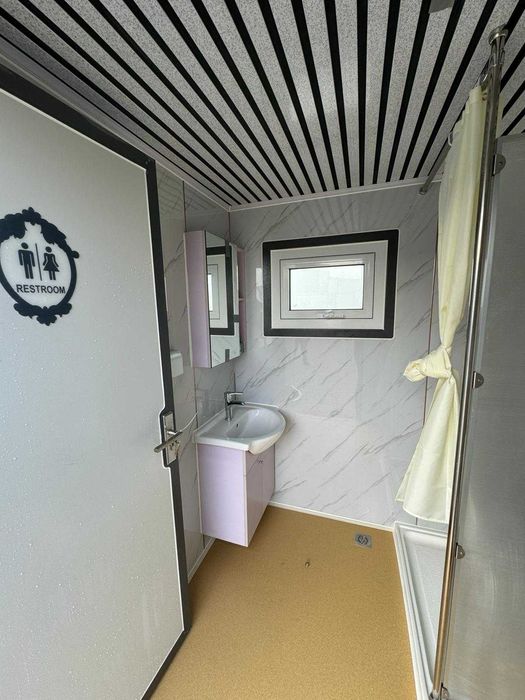 Grup sanitar cu WC și Duș.