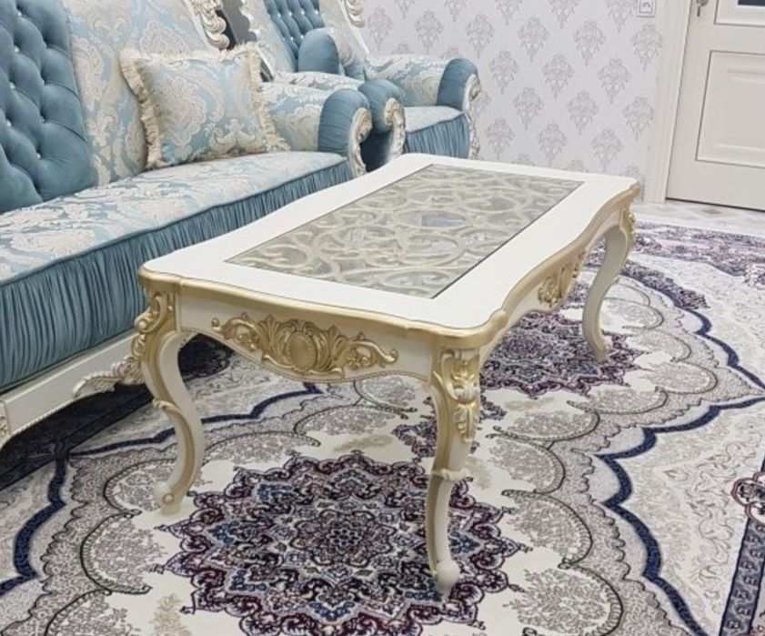 Стол журнальный белый со стеклом.