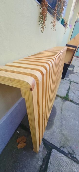 Masca de calorifer, din lemn si un mic dulap