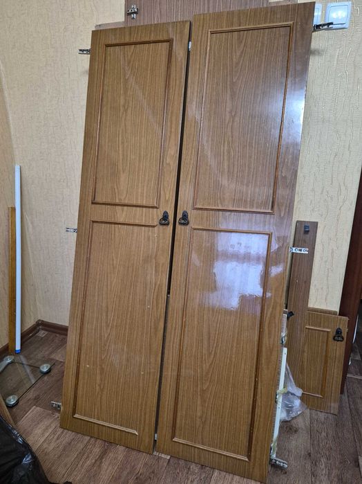 Шкафы и стол даром