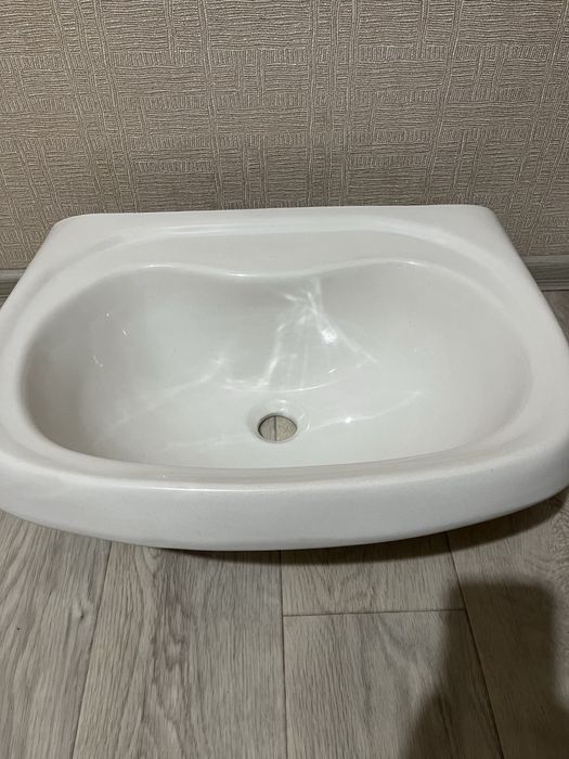 Раковина б/ у   старого образца, бачок от унитаза, крыжка от бочка