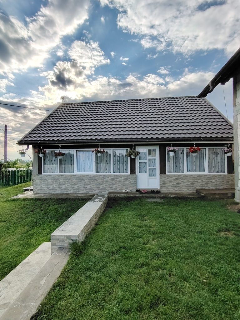 Casă de vânzare în Cristești hotar cu jud Suceava 65000 Euro
