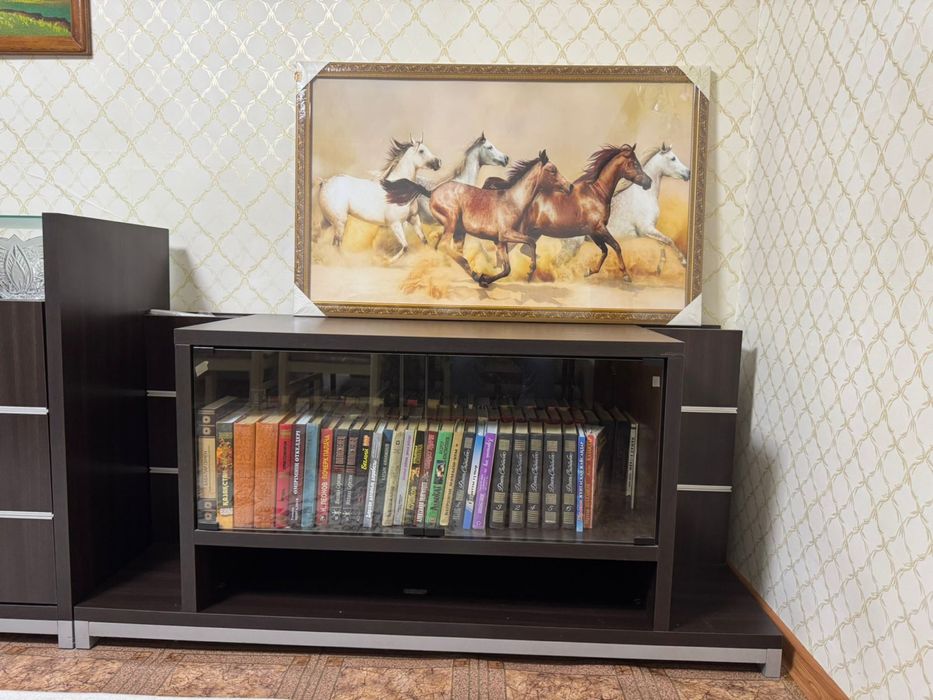 Продам тумбу под телевизор для гостиной