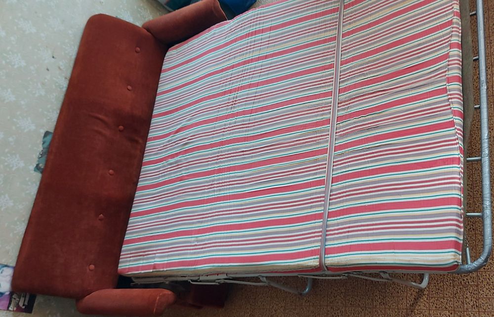 Разтегателен диван