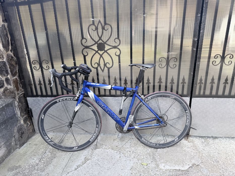 Bicicletă semicursieră full carbon – stare impecabilă