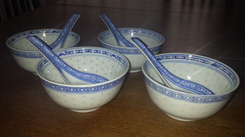 Традиционни Китайски купи за ориз с порцеланови лъжици
