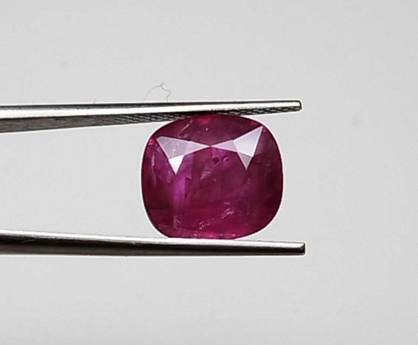 Пурпурно червен естествен рубин с рядка големина 4.26кт! Сертифициран!