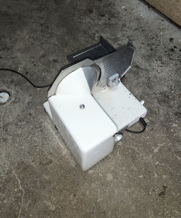 Продавам професионална колбасорезачка