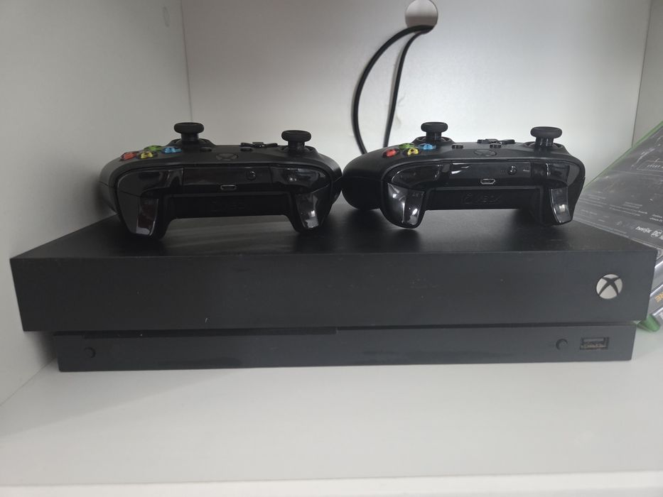 Xbox one x 1TB +2 console + 6 jocuri
