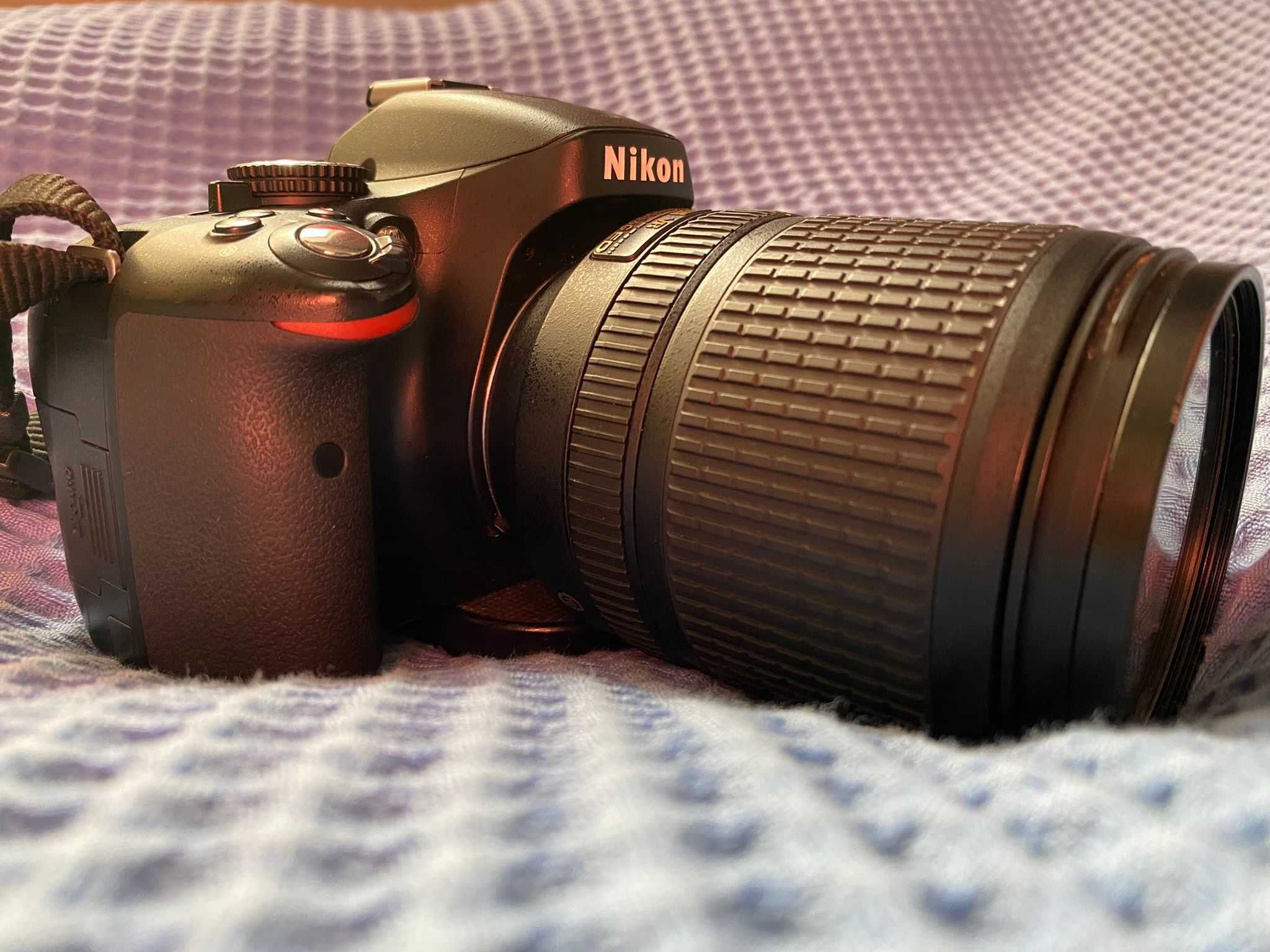 Nikon D5100 + AF-S NIKKOR 18-140mm