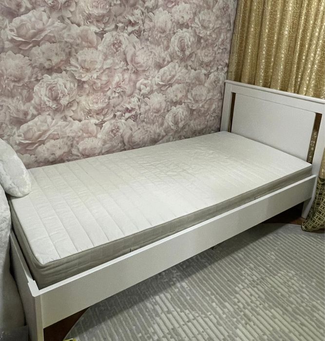 Продам кровать с матрасом