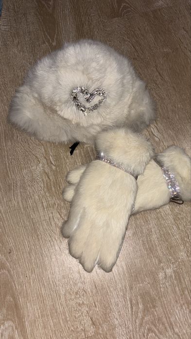 Шапка от бяла лисица с камъни и ръкавици