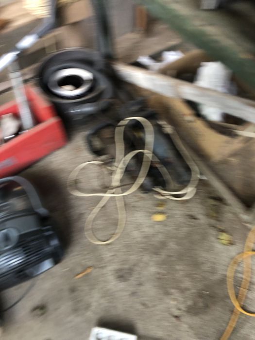 Vand diferite lucruri care nu le mai folosesc