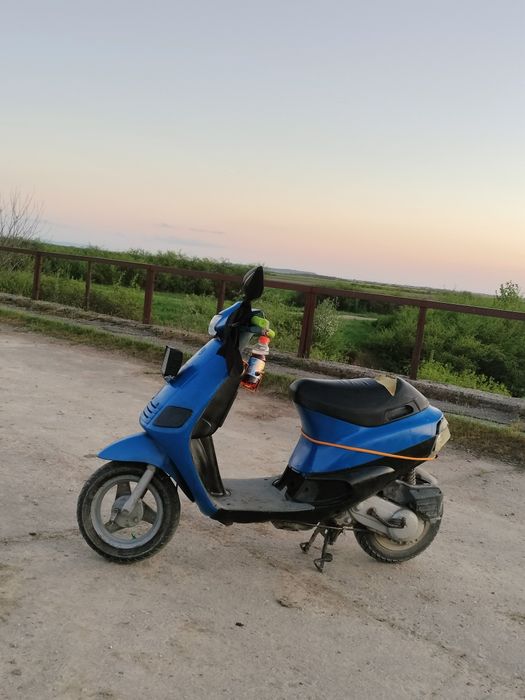 Vând scuter Piaggio zip 49 scuterul merge da necesita 2 segmenti