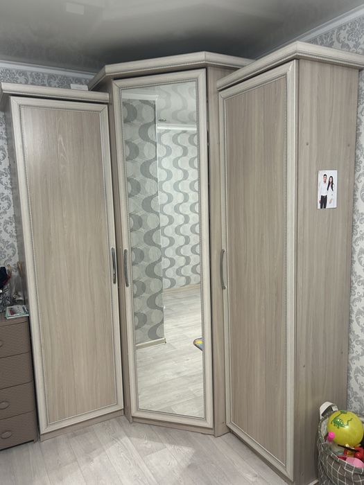 Продам вместительный угловой шифоньер