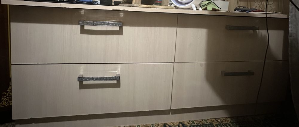 Тумбы разных размеров и видов. Длинная, вместительная тумба.