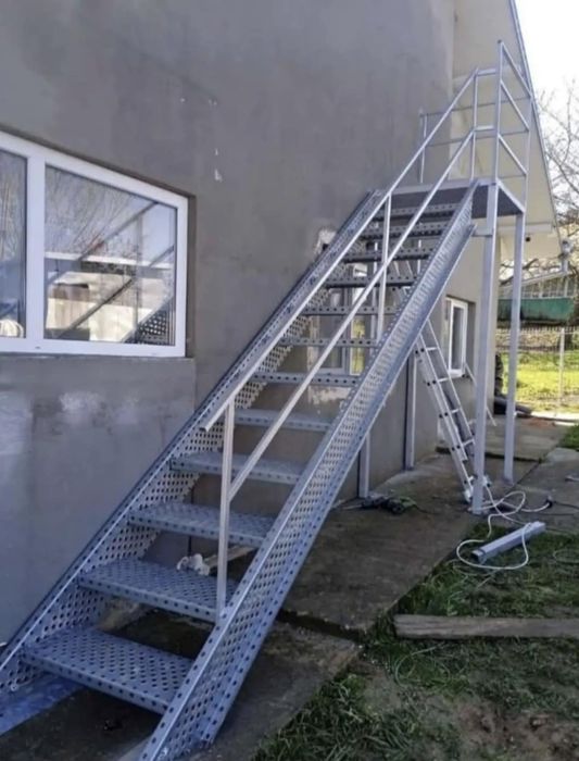 Vând scari metalice