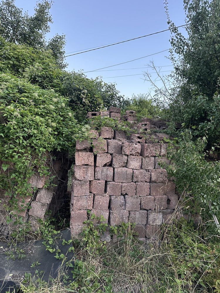 Подарявам дърва и стари бетонни блокчета