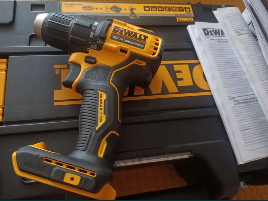 Șurubelniță DeWalt cu două baterii și încărcător
